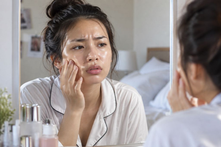 Pakai Skincare Malam, Kok Bangun Tidur Makin Berminyak? Ini 5 Penyebabnya