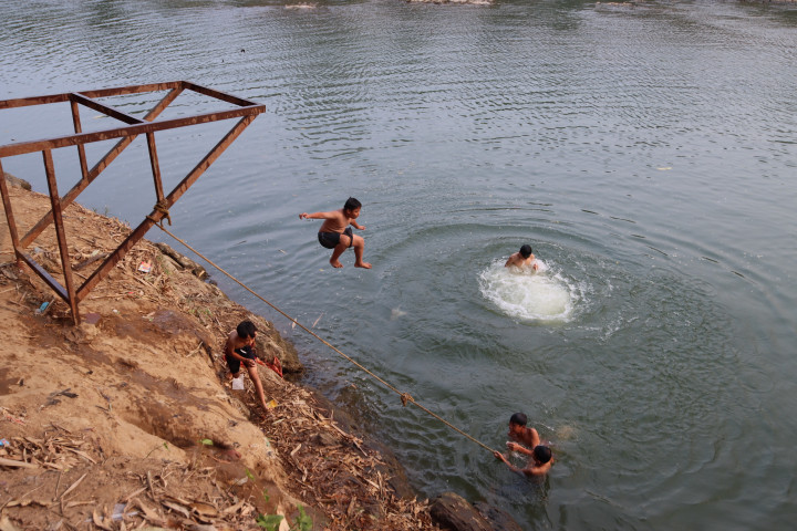 Potret Anak-anak Manfaatkan Sungai Cisadane untuk Berenang di Tengah Musim Kemarau