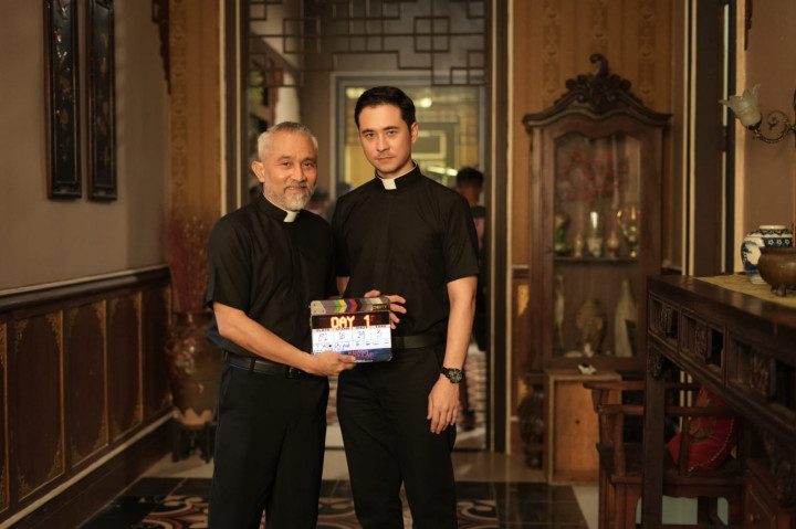 Lukman Sardi dan Jerome Kurnia Melawan Teror Iblis Kuno di Trailer Kuasa Gelap 2