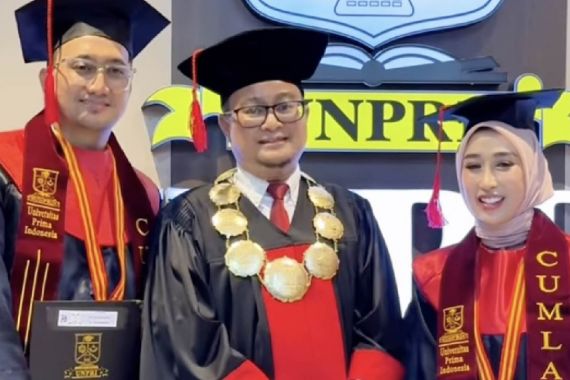 Wisuda Bareng Suami, Reza Gladys Kenang Momen Tegang saat Ujian Tesis
