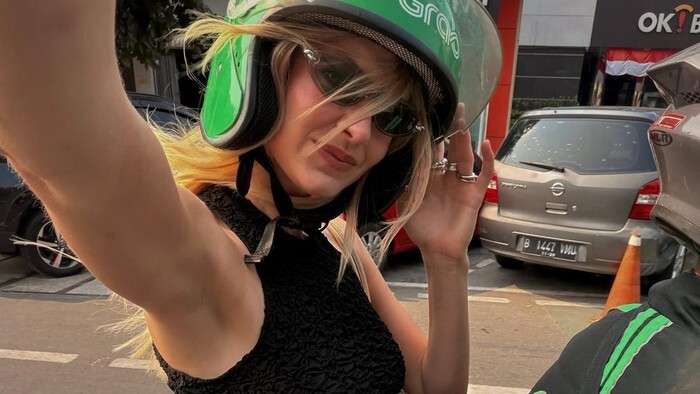 Musisi Norwegia Astrid S Naik Ojol Keliling Jakarta