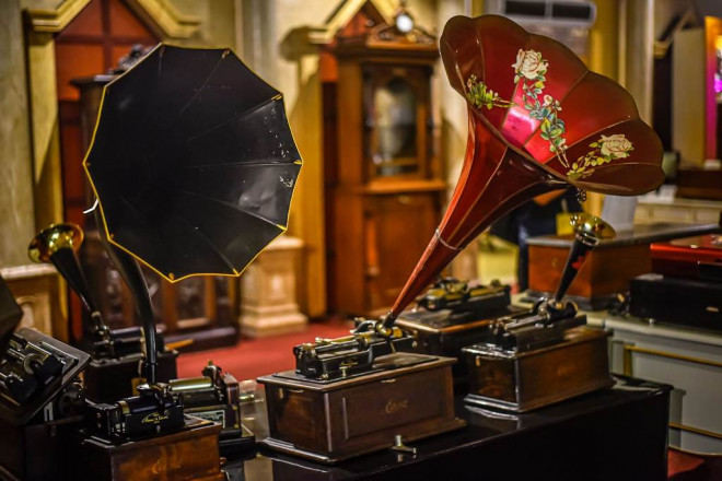 Termasuk Phonograph, total koleksi alat musik yang dimiliki Museum Musik Dunia mencapai lebih dari seribu instrumen. Dok. Forwaparekraf