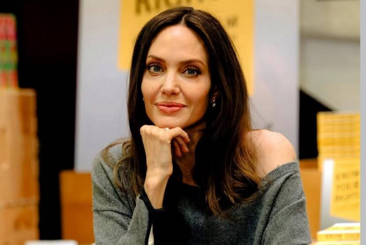 Maddox Anak Angelina Jolie Resmi Hapus Nama Brad Pitt