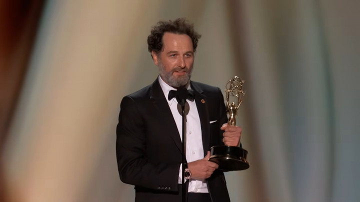 Matthew Rhys Bikin Sejarah di Emmy Awards, Sabet 2 Piala Aktor Utama