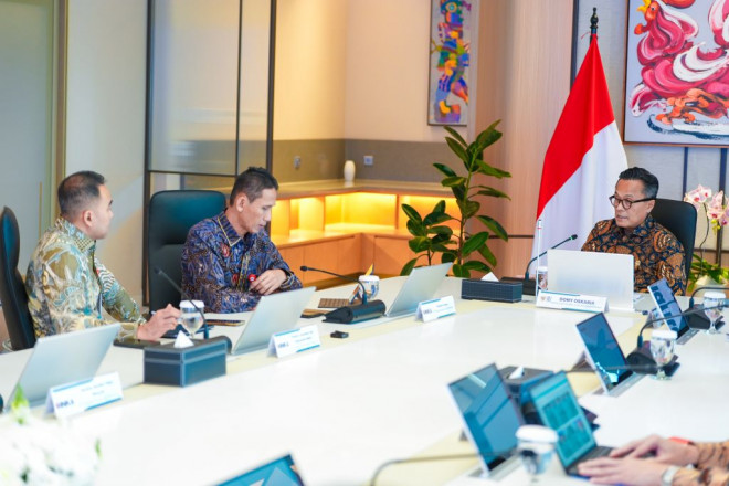 COO Danantara Dony Oskaria melakukan rapat dengan direksi INKA. Foto: BP BUMN-Dhika Septa Permana