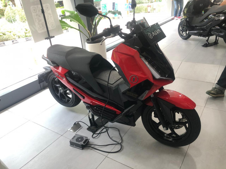 Rekomendasi Motor Listrik yang Bisa Dicas di Rumah