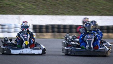 Terlalu OP! Aksi Gila Verstappen Asapi 100 Pebalap Gokar Sekaligus