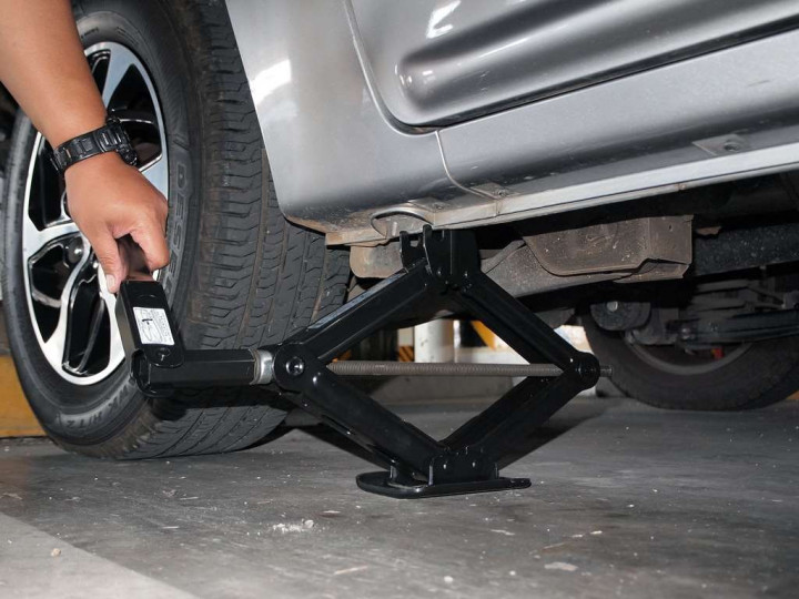 Mengenal Jenis-jenis Dongkrak Mobil dan Panduan Menggunakannya