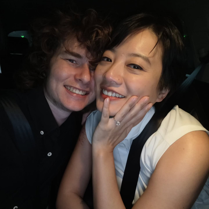 Selamat! Leony Vitria Dilamar Pacar Bule