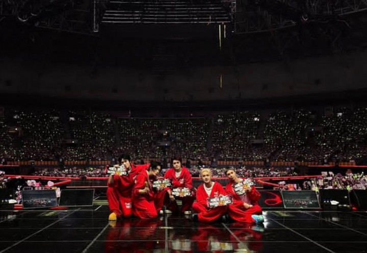 NCT 127 Tampil dengan Lima Member di Konser Pembuka THE REDLINE
