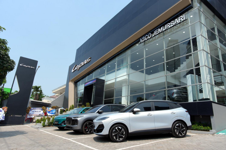 Lepas Buka Dealer di Surabaya, Hadirkan E4 EV dan L8 PHEV