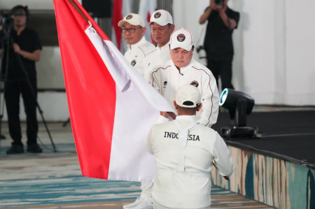 Ayu dan Daniel Bawa Bendera Indonesia dengan Busana Adat di Asian Games 2026