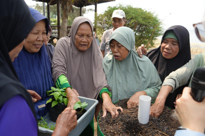 UI Berdayakan Lansia Pulau Untung Jawa lewat Program Sehat dan