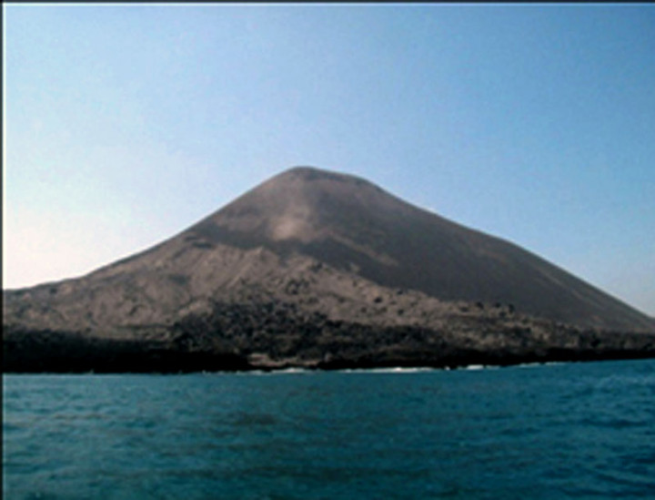 Status Gunung Anak Krakatau Turun Jadi Waspada, tapi Radius 2