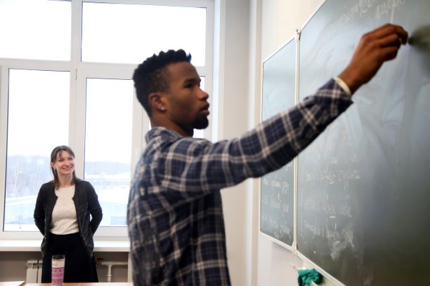 Perbedaan ELPT ITB, TOEFL ITP, dan IELTS, Mana yang Cocok untuk Kebutuhanmu?