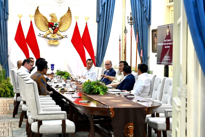 Rapat bersama sejumlah menteri di Kompleks Istana Kepresidenan. Foto: Sumber BPMI Setpres