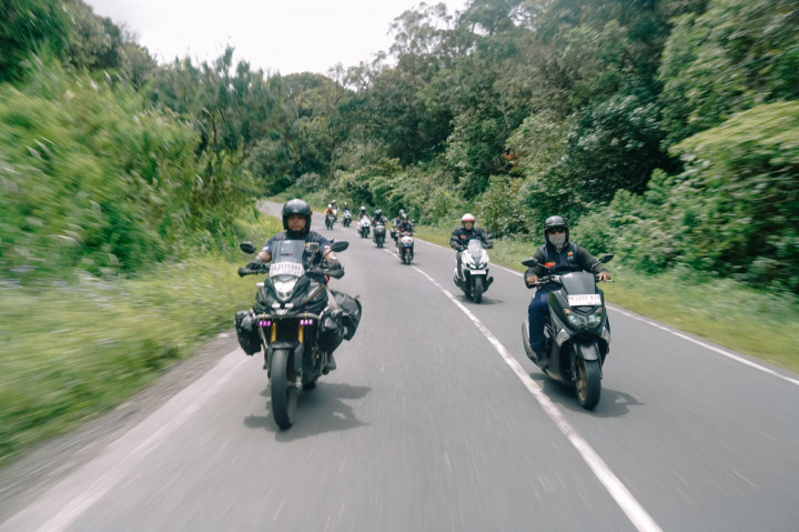 Keseruan Komunitas Motor Jelajahi Keindahan Alam Danau Toba