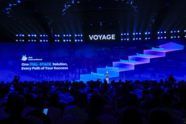 Rangkaian Solusi AI-Native Full-Stack untuk Operasional Keuangan Global