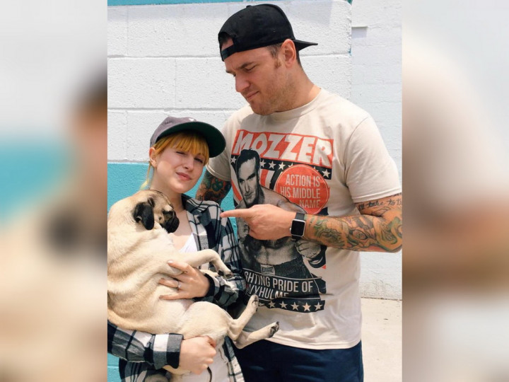 Mantan Suami Meninggal, Hayley Williams Kenang Chad Gilbert