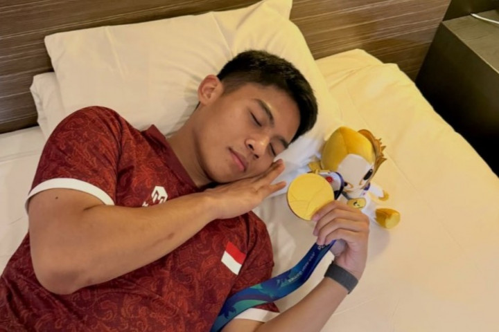 Menggemaskan! Ubed Tidur Sambil Pamer Medali Emas Asian Games 2026