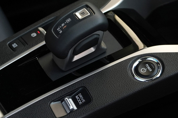 Cara Menggunakan Electric Shifter Mitsubishi Xforce HEV, Bisa Parkir Paralel?