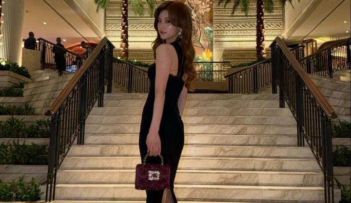 Pesona Anggun Yeji ITZY Hadiri Pembukaan Butik Roger Vivier di Jakarta