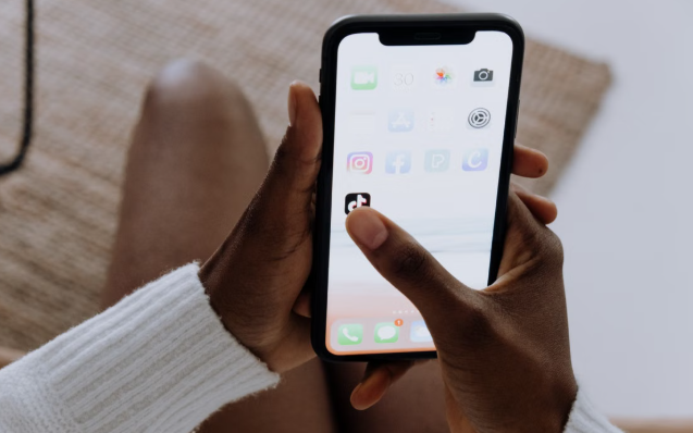 lustrasi pengguna membuka aplikasi TikTok di ponsel. Foto: Pexels.