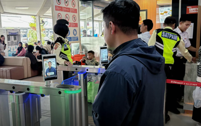 Gate keberangkatan akan otomatis terbuka saat verifikasi data selesai. Foto: KAI