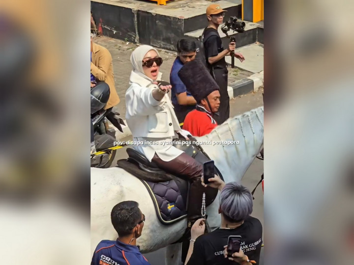 Syahrini Naik Kuda ke Pestapora, Dikawal Ala Pengawal Kerajaan Inggris