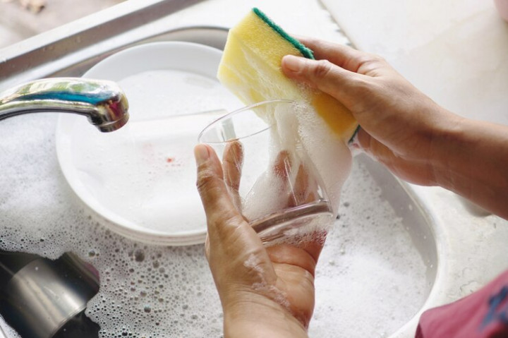 Cuci Piring di Kamar Mandi, Apa Risikonya?