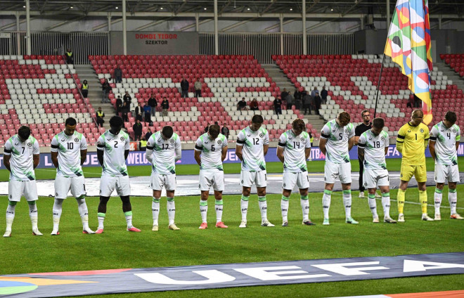 Para pemain Republik Irlandia menundukkan kepala saat lagu kebangsaan Israel dikumandangkan sebelum pertandingan. (Foto: Getty Images)