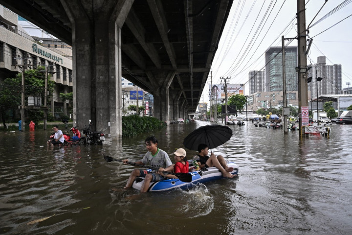 Potret Bangkok Terendam Akibat Hujan Deras