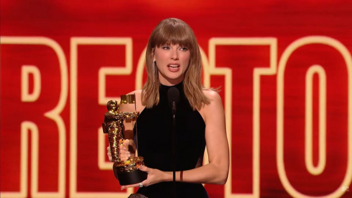 Taylor Swift Dedikasikan Kemenangan MTV VMAs 2026 untuk Dolly Parton