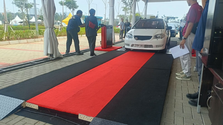 Kini Spooring Ban Mobil Tidak Perlu Naik Car Lift