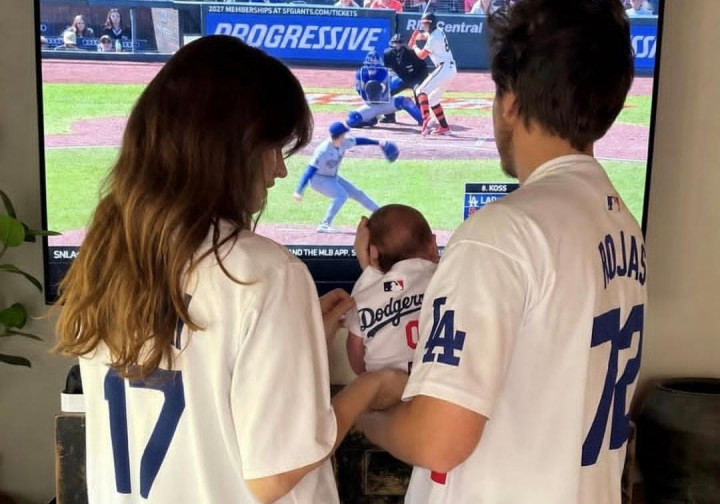 Barbara Palvin dan Dylan Sprouse Sambut Anak Pertama Mereka
