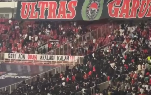 Protes Hasil Imbang Lawan Malaysia, Ultras Indonesia Balik Badan Saat Tanah Airku Berkumandang
