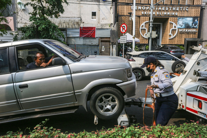 ​Penertiban Kendaraan Parkir Liar di Kawasan Senopati
