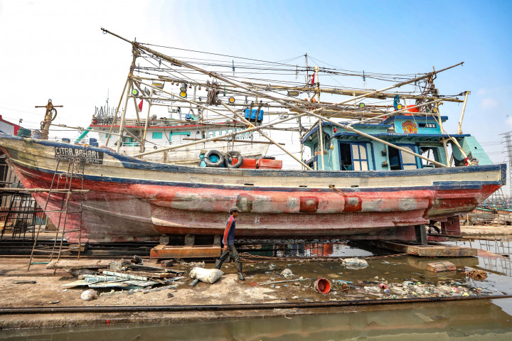 Melihat Aktivitas Bengkel Kapal di Muara Angke