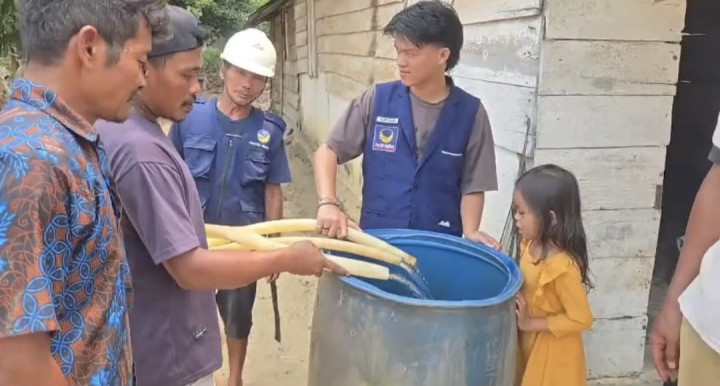 NasDem Babel Salurkan Bantuan Air Bersih Ke 23 RT di Desa Sidoharjo