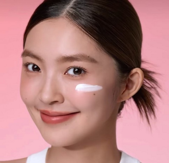 Muka Abu-sbu Bikin Batin Tertekan? Fix, Kamu Butuh 5 Tone Up Sunscreen Penyelamat Ini!