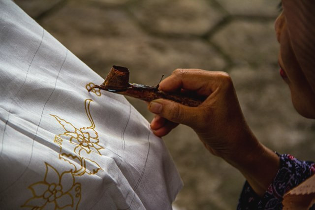 7 Motif Batik Populer di Indonesia, Ada Parang hingga Megamendung