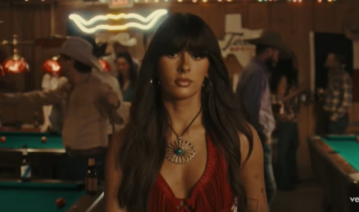 Lirik dan Makna Lagu Choosin Texas Ella Langley Mengupas Patah