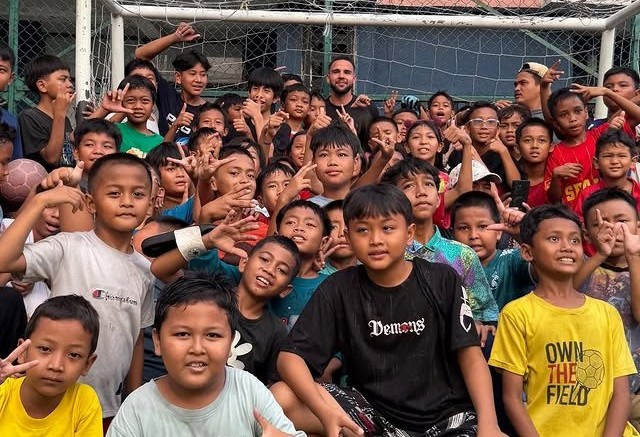 Jelang Final FIFA ASEAN Cup, Calvin Verdonk Berbagi Kebahagiaan di Panti Asuhan