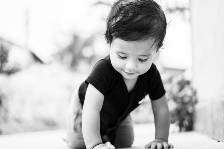 Apakah Perlu Mengajarkan Bayi Merangkak?