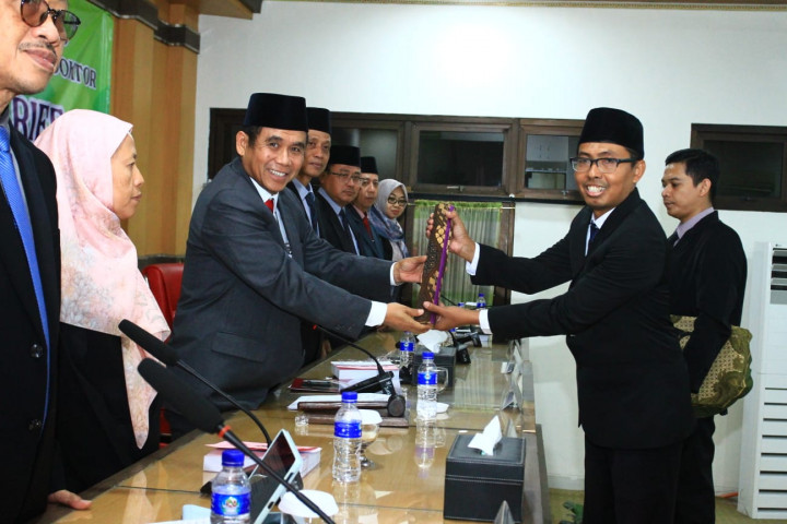 Dari Loper Koran ke Doktor, Kisah Guru MI Semarang Lulus S3 UIN Walisongo