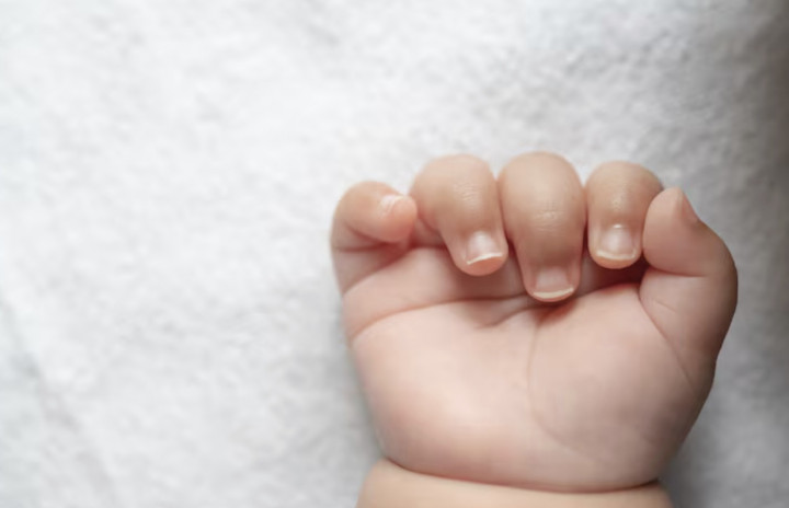 Bayi Sering Mengepalkan Tangan, Normalkah?
