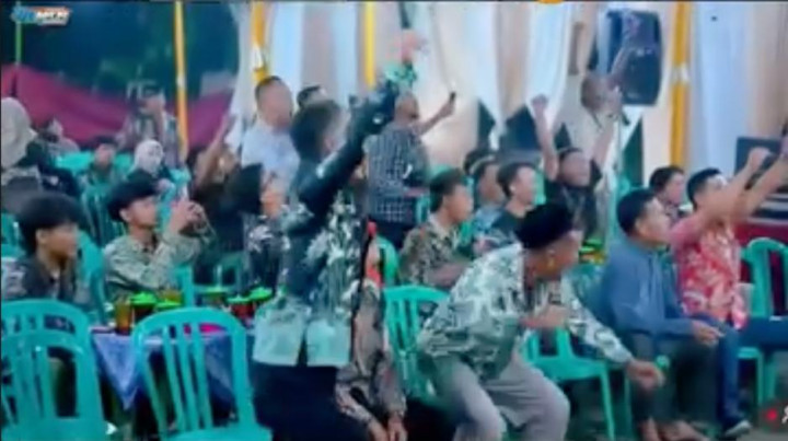 Agak Lain! Kondangan Jadi Tempat Nobar Timnas Diiringi Suara Gending