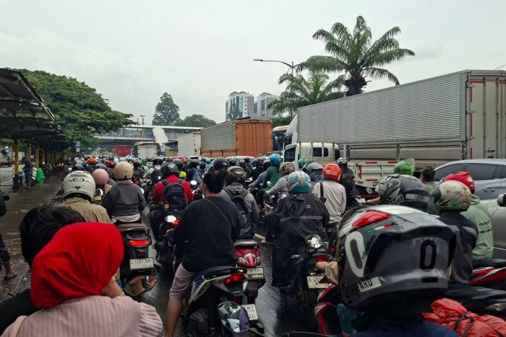 Tips Aman Berkendara Saat Ada Aksi Massa