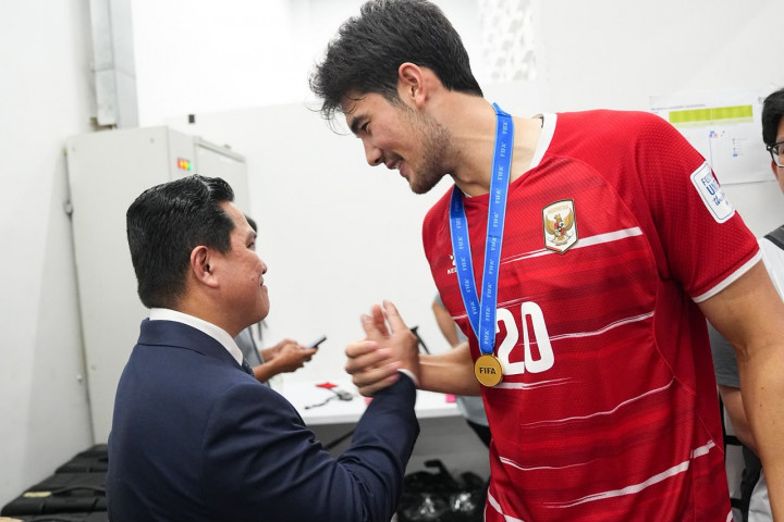 Pelukan Haru Elkan Baggott kepada Erick Thohir