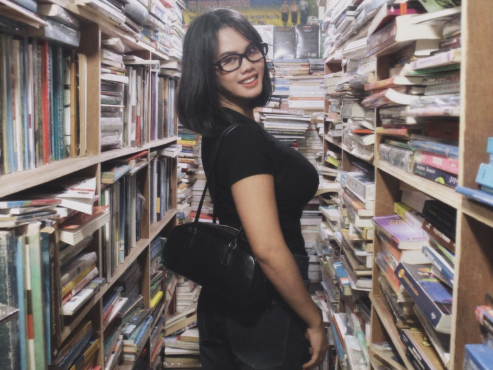 Tinggalkan Konten Dewasa, Siskaee Ungkap Kecintaannya pada Buku: “Dunia Ini Terlalu Riuh”